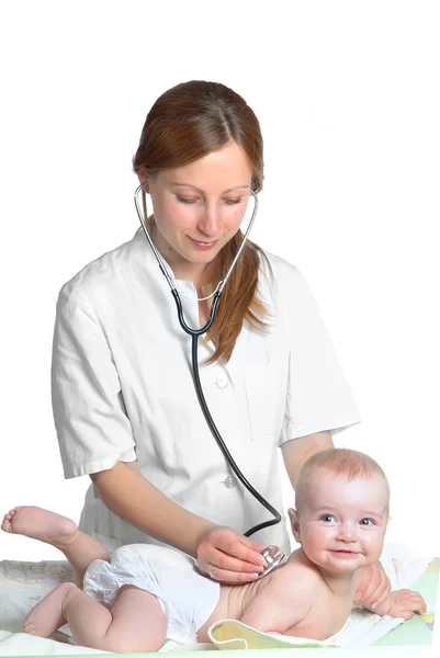 Женщина-врач осматривает ребенка стетоскопом — стоковое фото