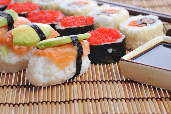 Φρέσκο παραδοσιακό ιαπωνικό σούσι — Φωτογραφία Αρχείου