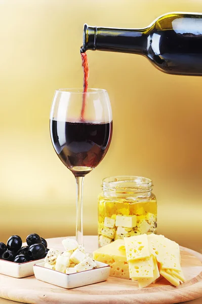 赤ワイン チーズとオリーブ — ストック写真