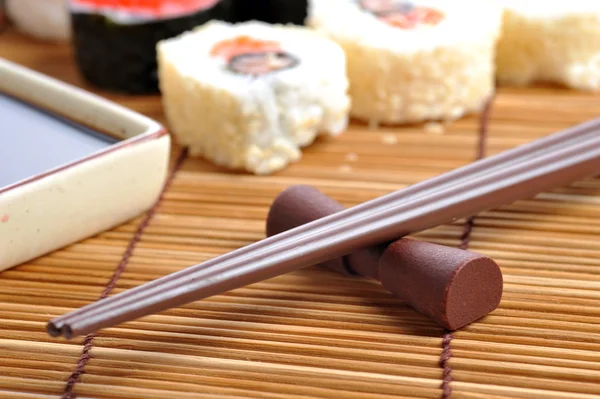 Świeże tradycyjnego japońskiego sushi — Zdjęcie stockowe