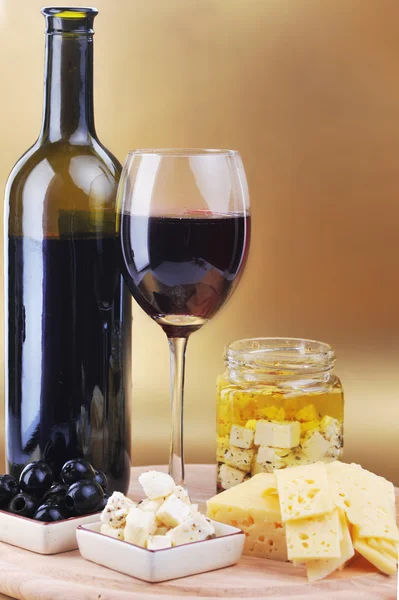 红葡萄酒奶酪和橄榄 — 图库照片