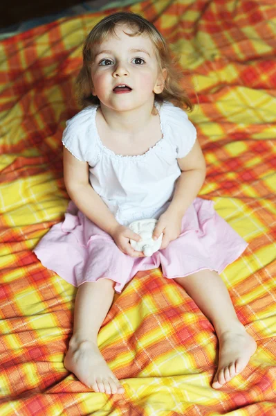 Веселая маленькая девочка — стоковое фото