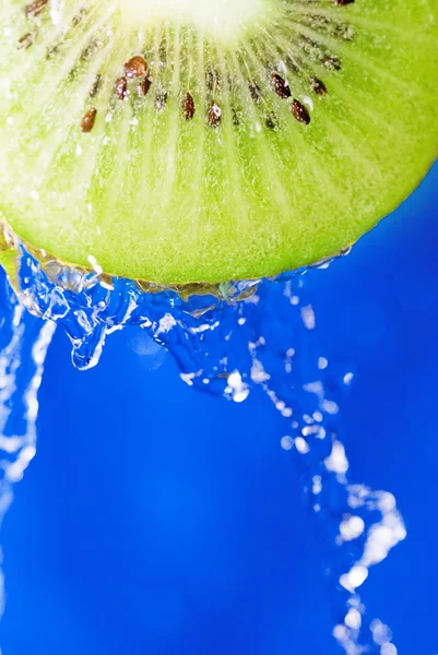 Water op kiwi — Stockfoto