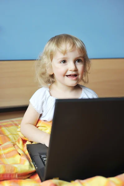 Dizüstü bilgisayarı olan küçük kız - Stok İmaj