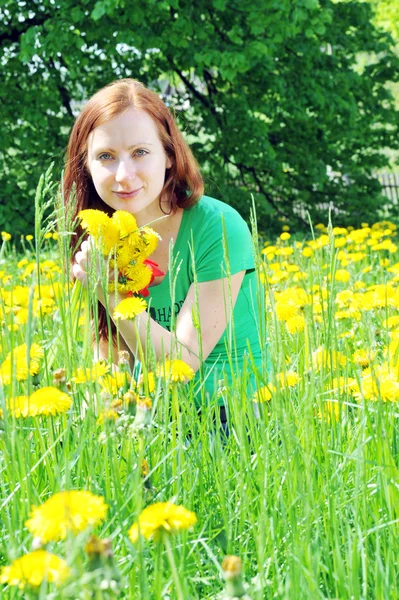 Mujer en el campo de florecimiento — Foto de Stock