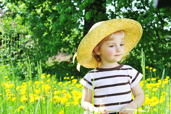 Meisje in bloeiende veld — Stockfoto