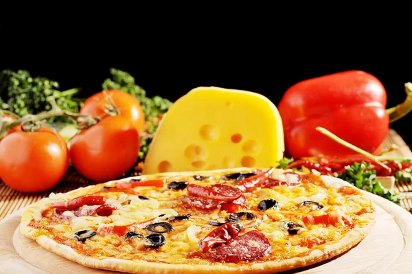 Färskt bakad pizza — Stockfoto