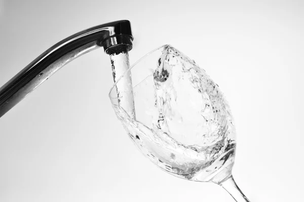 Vatten från kranen — Stockfoto