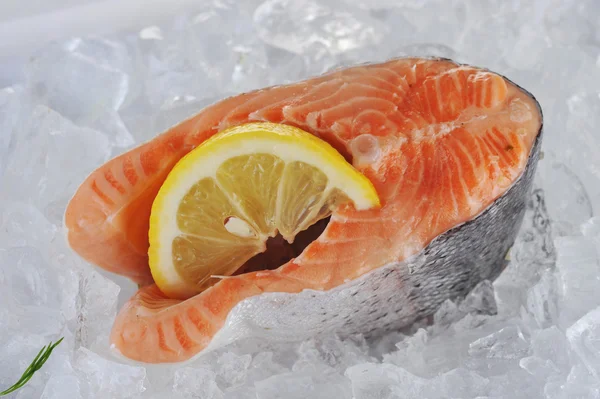 Red fish on ice — Stock Photo, Image