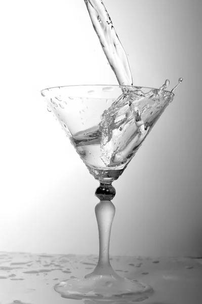 Flüssigkeit im Cocktailglas — Stockfoto