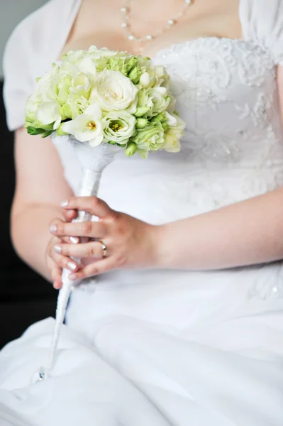 Wedding dress and bouquet — Stock Photo, Image