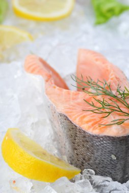 buz üstünde kırmızı balık