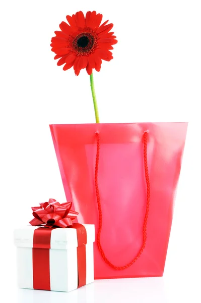 Подарункова і червона квітка — стокове фото