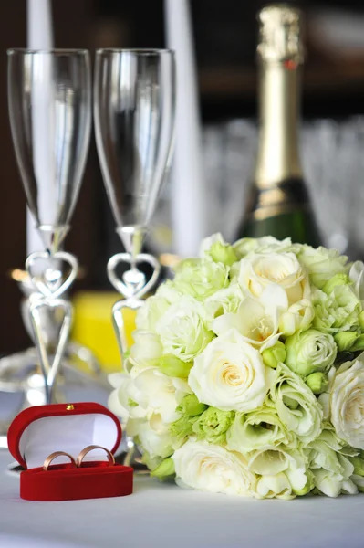 เทียนและช่อดอกไม้แต่งงาน — ภาพถ่ายสต็อก