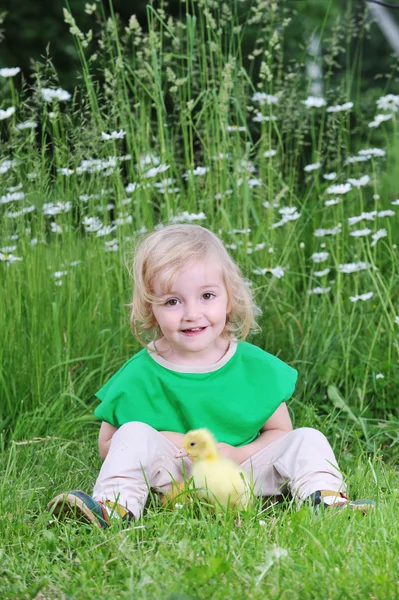 Mała dziewczynka i kaczątko — Zdjęcie stockowe