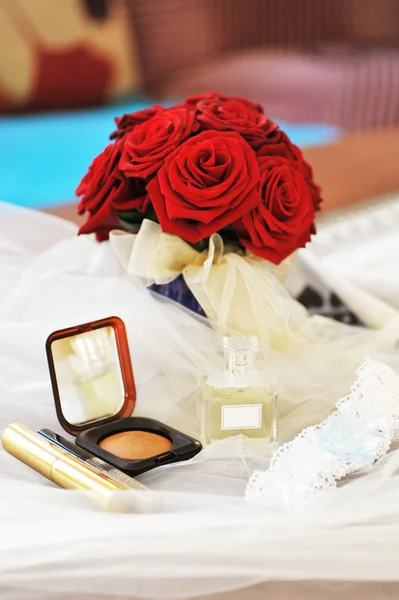 Cosmetics and wedding rings — Stock Photo, Image