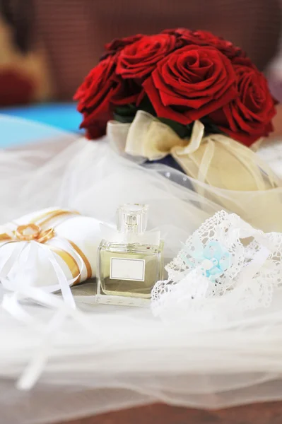 Perfume e anéis de casamento — Fotografia de Stock