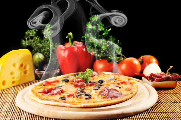 Sabrosa pizza en el plato —  Fotos de Stock