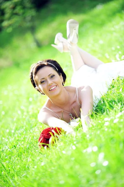 Nevěsta v bílých šatech — Stock fotografie