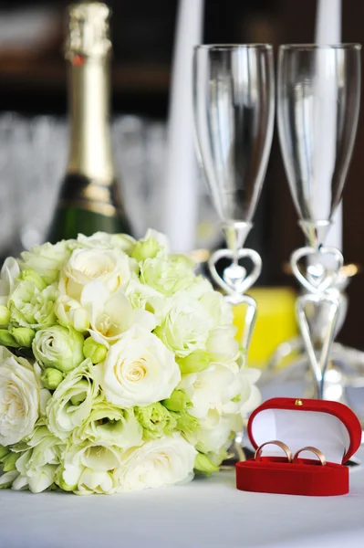 เทียนและช่อดอกไม้แต่งงาน — ภาพถ่ายสต็อก