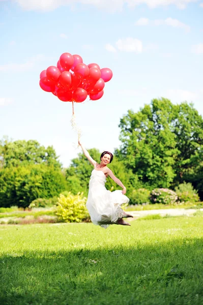 Bruid met ballonnen — Stockfoto