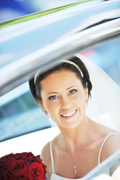 Bruid in auto — Stockfoto