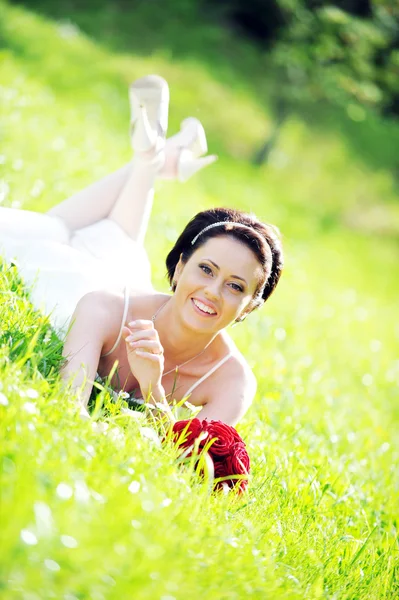 Bruden i vit klänning — Stockfoto