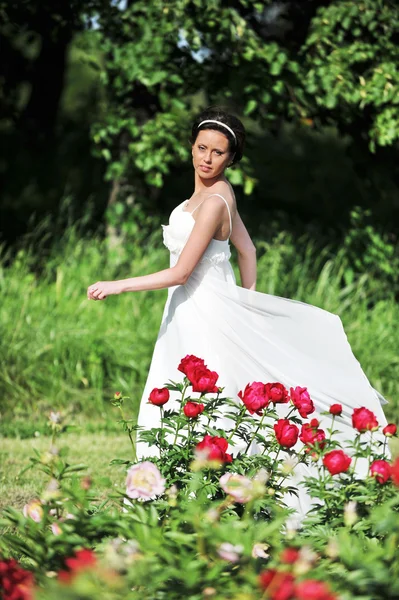 Bride and flowers — Stock Photo, Image