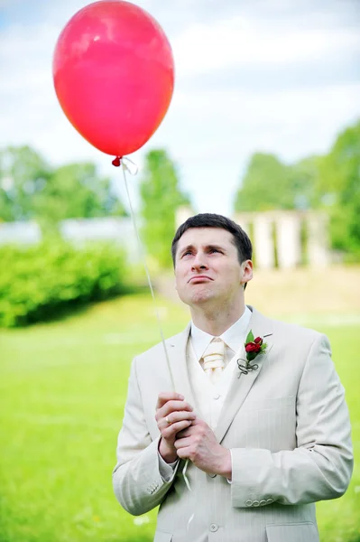 Bruidegom met ballon — Stockfoto