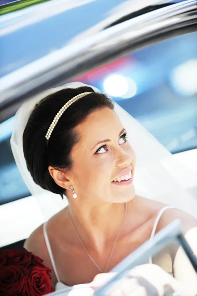 Bruden i bil — Stockfoto