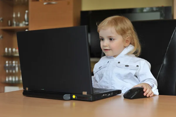 Fetiță cu laptop — Fotografie, imagine de stoc