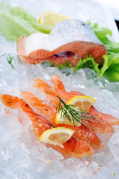 Red fish on ice — Stock Photo, Image