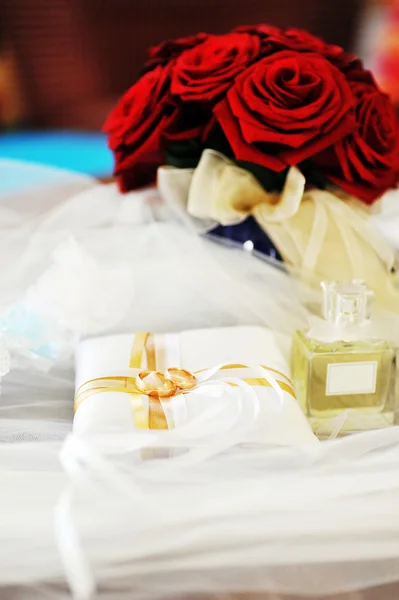 Perfume and wedding rings — Stock Photo, Image