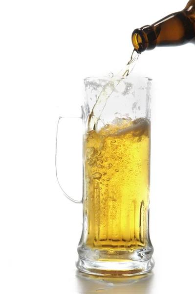 Pivní láhev a hrnek — Stock fotografie