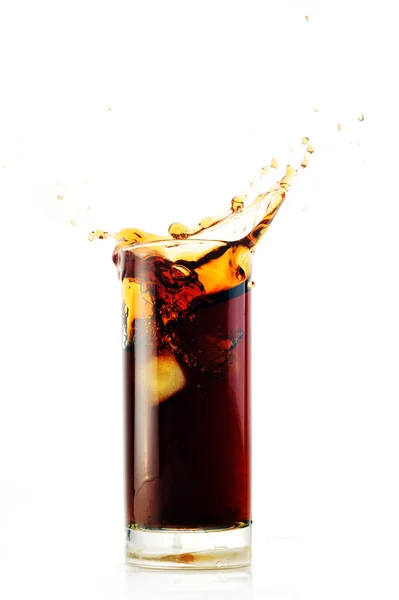 Es tetes menjadi cola dengan percikan — Stok Foto