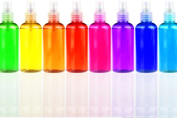 Botellas de colores con cosméticos en fila —  Fotos de Stock