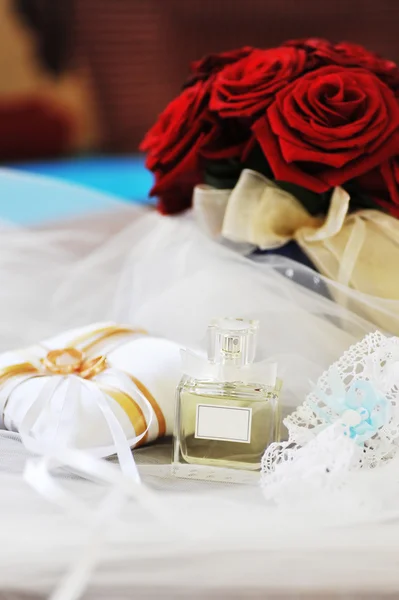 香水和结婚戒指 — 图库照片