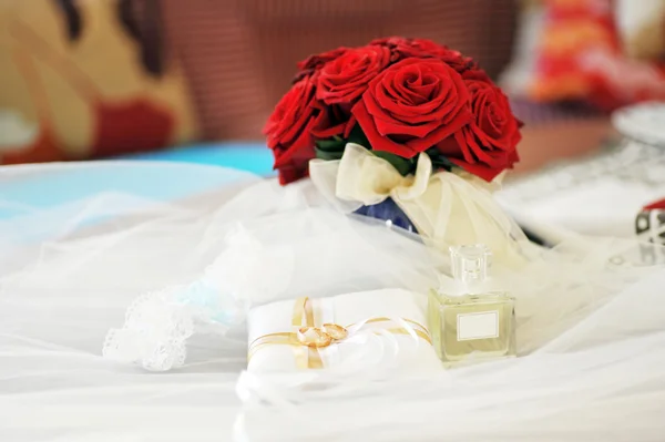 Perfume y anillos de boda — Foto de Stock