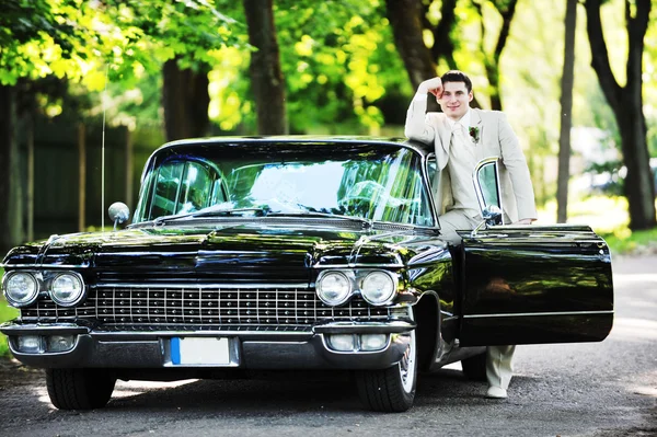 Bruidegom in de buurt van auto — Stockfoto