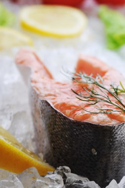 buz üstünde kırmızı balık