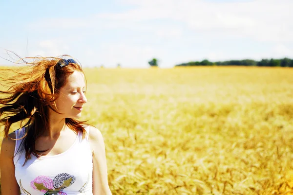 Girl relaxing in fields — Stock Photo, Image