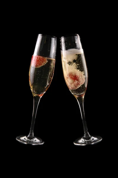 Glas champagne med jordgubbe — Stockfoto