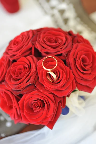 Rosas y anillos de oro —  Fotos de Stock