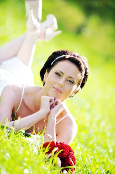 Nevěsta v bílých šatech — Stock fotografie