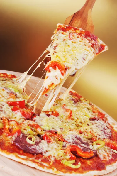 Frisch gebackene Pizza — Stockfoto