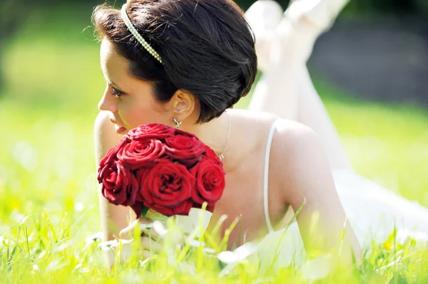 Chica en el campo de florecimiento — Foto de Stock