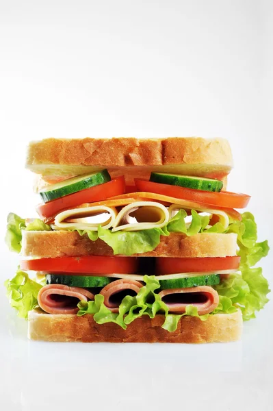 Sanduíche fresco e saboroso — Fotografia de Stock