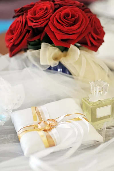 Perfume e anéis de casamento — Fotografia de Stock