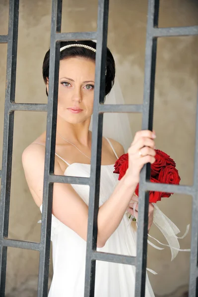 Braut mit Rosen — Stockfoto