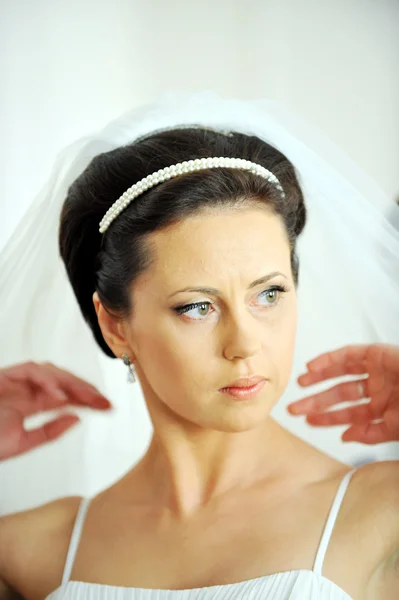 Невеста в белом платье — стоковое фото